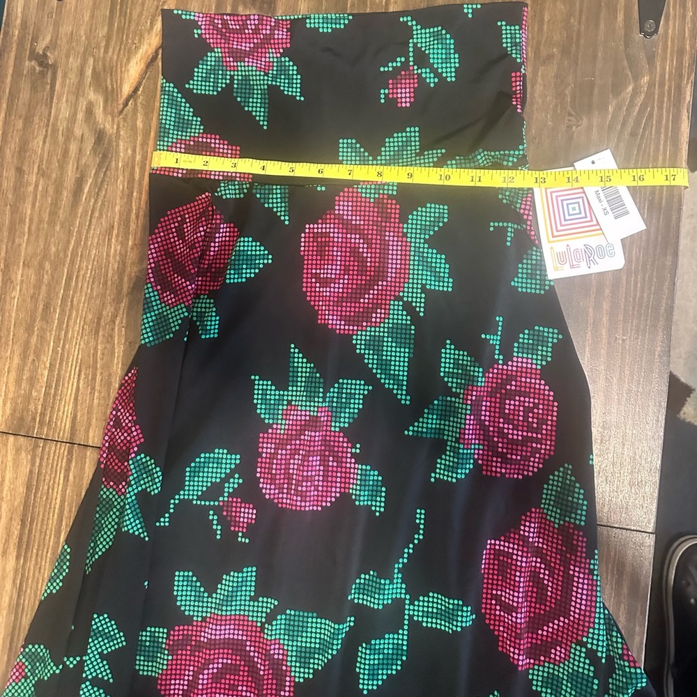 LulaRoe Maxi Skirt Rare Pixel Rose Print XS (2-4) NWT - Picture 8 of 10